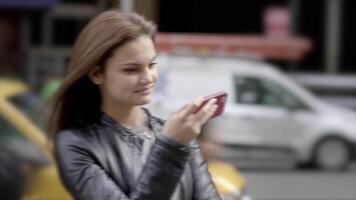 joven hermosa caucásico mujer utilizando inteligente teléfono en el ciudad video