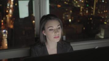 giovane fiducioso donna Lavorando nel moderno ufficio su computer scrivania a notte video