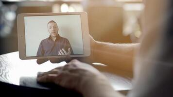 gens ayant une appel conférence parlant ensemble sur mobile tablette écran video