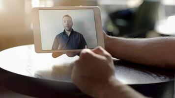 persone avendo un' chiamata conferenza parlando insieme su mobile tavoletta schermo video