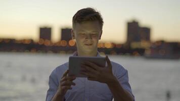 jong Mens hebben een telefoontje Aan mobiel tablet scherm pratend video