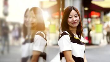 ciudad estilo de vida retrato de joven asiático mujer en pie en urbano ciudad calle video