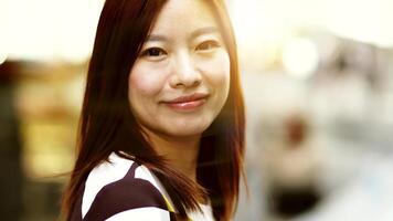 contento joven asiático hembra persona sonriente a cámara video