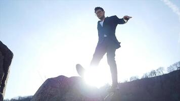 estilo de vida retrato de hombre en traje disfrutando río puente paisaje al aire libre video