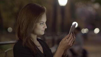 jung Frau mit Tablette Computer im das Park beim Nacht video