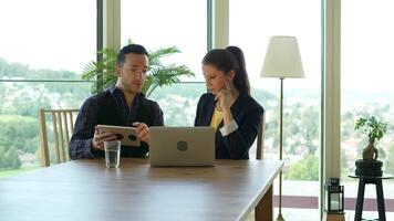 Due giovane attività commerciale persone incontro nel ufficio parlando insieme video