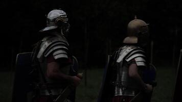 gruppo di epico eserciti truppe di storico gladiatori nel uniforme andando per guerra video