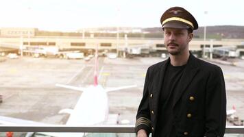 retrato de profesional masculino piloto capitán trabajando en aviación negocio video