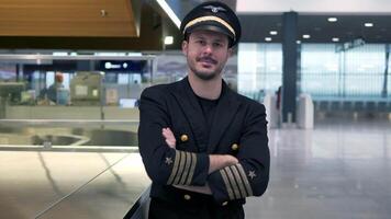 Porträt von professionell männlich Pilot Kapitän Arbeiten im Luftfahrt Geschäft video