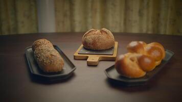 biologisch geheel graan brood Aan keuken tafel klaar voor aan het eten video