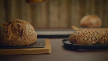 biologisch geheel graan brood Aan keuken tafel klaar voor aan het eten video