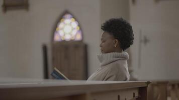 trouw vrouw persoon aan het doen religieus geestelijk bidden ritueel video