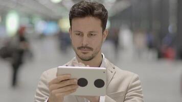 retrato de joven exitoso hombre utilizando tableta pantalla en negocio viaje viaje video