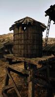 un abandonado de madera edificio en un rural paisaje video