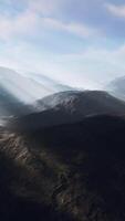 chaînes alpines enveloppées dans le brouillard du matin video