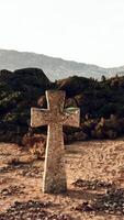 uma solitário pedra Cruz em pé dentro a vastidão do a deserto video