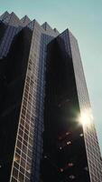 en skyskrapa fylld stadsbild från en unik vinkel video