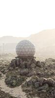 uma maciço vigilância antena dentro a coração do a deserto video