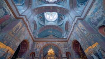 il magnifico soffitto e cupola di il ortodosso Cattedrale. azione. parte inferiore Visualizza di il Chiesa interno, concetto di religione e architettura. video