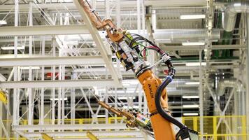 helgon petersburg - Ryssland, 2021-12-24. robot maskin i industriell produktion. scen. ny Utrustning med robot systemet på fabrik. ny teknik med robot maskiner i produktion video