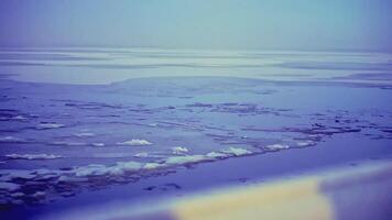 visie van een schip het zeilen Aan de zee met ijs. klem. zeegezicht opening van de kant van een schip het zeilen Aan de noorden zee video