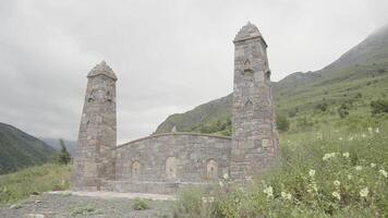 medieval torres dentro montanhas dentro verão. Ação. natureza reserva com medieval pedra torres dentro montanhas. lindo defensiva torres do medieval arquitetura dentro montanhas em fundo nublado céu video