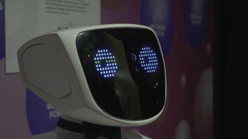 Moskva, Ryssland 31.1.2022. hdr. de visad Arbetar av robotar den där kan säga Hej och prata.använda endast för redaktionell video