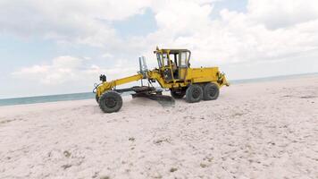 Saint Pétersbourg - Russie, 24.12.2021. Haut vue de tracteur sur plage. action. bulldozer efface blanc plage par mer. bulldozer efface débris ou les niveaux plage à mer video