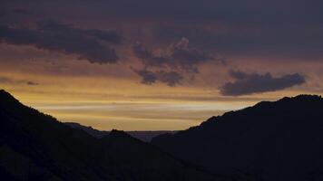 drammatico cielo durante tramonto sopra Alpi, Svizzera. azione. mozzafiato naturale sfondo con il colline nascosto nel il ombra e bellissimo cielo. video