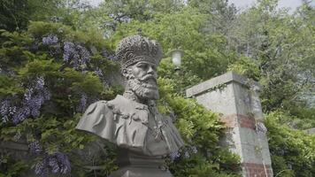 Kaiser Alexander iii ist gelegen im Oberer, höher massandra auf das Süd- Küste von Krim.Aktion. Monument Nächster zu Sommer- Grün Bäume video