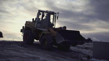 stor traktor på de norr Pol. klämma. i de förgrund, en traktor är dragande en tung ladda. i de , människor promenad och traktorer arbete på ett isig Plats video