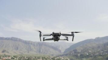 une drone en volant plus de nature.action. une petit dispositif pour prise Photos de une la taille dans la nature cette pousse vidéos et tourne dans de face de magnifique montagnes dans lumière du jour. video