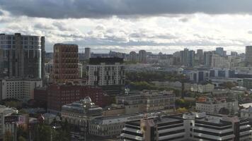 oben Aussicht von schön modern Stadt im Sommer. Lager Filmaufnahme. Panorama von Stadt mit Wolkenkratzer auf wolkig Sommer- Tag. gut in Stand gehalten Stadt mit modern die Architektur video