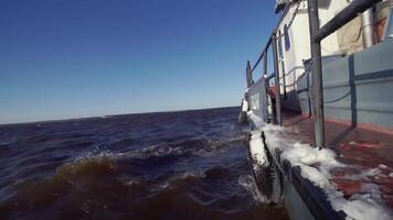 visvangst boot drijft in de zee Bij zonsondergang. klem. visie van de aak naar de zee horizon. romantisch zwemmen Bij dageraad in de zee video