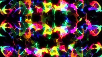 abstrakt kaleidoskopisch Muster mit Ändern bunt Flecken, nahtlos Schleife. Design. Regenbogen Farben Verdrehen auf schwarz Hintergrund. video