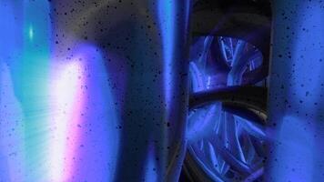 3d animação do comovente curvas. movimento. surpreendente animação com colorida 3d curvas comovente gostar líquido. espaço do iridescente líquido linhas e curvas com corrente do Preto partículas video