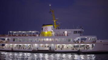 hermosa turista buque brilla a noche. acción. grande turista barco brilla como eso nada a costa. viaje en mar buque a lo largo costas de Turquía en noche video