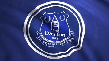 en volant drapeau avec Everton fc Football club logo, proche en haut. mouvement. agitant abstrait bleu et blanc drapeau avec le emblème de un Anglais professionnel Football club. pour éditorial utilisation seul. video