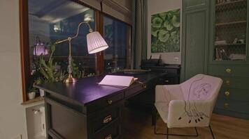elegante casa ufficio. creativo. costoso mobilia nel elegante casa ufficio con opera scrivania. opera scrivania nel Vintage ▾ moderno camera interno video