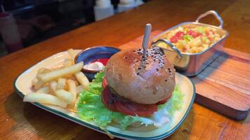 hamburguesa papas fritas ensalada crujiente, empanizado pollo doble hamburguesas con vegetales y beber, servido con dulce patatas video