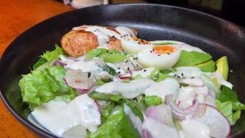 Cesare insalata con formaggio e gamberi a partire dal il Hotel 5 stelle. molto appetitoso video