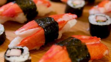 sushi bar eller restaurang, färsk sushi, philadelphia ost, krabba pinnar, lax, ris, ingefära, soja, makro. video