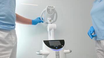 além poluente avançado branqueamento sistema com dental uv laser branqueamento dispositivo. a olho aparelho é protegido de óculos. tretman branqueamento com luz laser e flúor. artificial branqueamento video