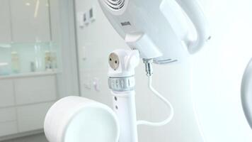 bortom poluse Avancerad blekning systemet med dental uv laser blekning enhet. de öga anordning är skyddade förbi glasögon. tretmant blekning med ljus laser och fluor. artificiell blekning video