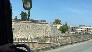 Griechenland Korfu Insel Bummel durch das Straßen Sehenswürdigkeiten alt uralt Häuser Statuen Straße Leben im das Stadt Tourismus Reise video