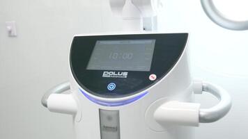 bortom poluse Avancerad blekning systemet med dental uv laser blekning enhet. de öga anordning är skyddade förbi glasögon. tretmant blekning med ljus laser och fluor. artificiell blekning video