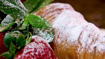 delicioso fresco recentemente cozido croissant em uma prato com luva mãos levar isto pausa francês café da manhã almoço morangos e hortelã borrifado em pó açúcar profissional fotografia restaurante servindo cardápio video