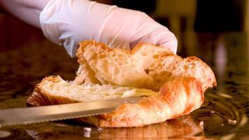 faca espalhando branco manteiga em uma torrado peça do crocantes brinde. suave manteiga ou queijo mancha em uma sanduíche fechar acima. torrado fatia do pão com manteiga. cozinhando café da manhã dentro a cozinha. video