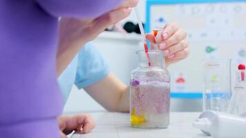 médecin en jouant avec une enfant hôpital médecin et patient confiance petit les enfants dans le enfants dentisterie département de le hôpital thérapie video