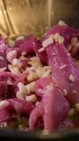 hinzufügen Knoblauch zu braten Fleisch ein Koch fügt hinzu Knoblauch und Gewürze zu Fleisch braten im ein groß Paella schwenken zum Fest im Barcelona, Spanien video